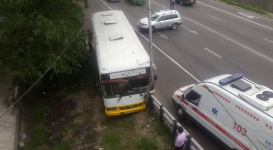 Автобус врезался в столб в Алматы, 13 пассажиров пострадали