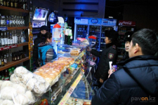 В одном из магазинов Павлодара покупательница заметила, что продавец продает алкоголь поздно вечером, и сообщила в полицию