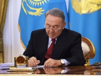 Нурсултан Назарбаев публично подписал закон об амнистии