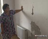 У жительницы практически нового дома рушится стена