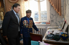 Булат Бакауов поздравил с наступающим Днем Победы ветеранов города Аксу и поселка Калкаман