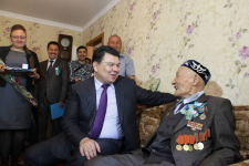 Канат Бозумбаев лично поздравил двух экибастузских ветеранов