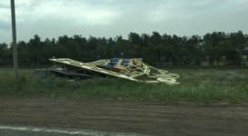 Непогода в Павлодаре разрушила стелу и спалила светофор