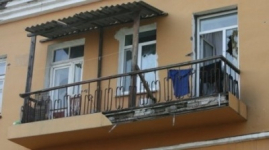 Молодые супруги выбросились с балкона многоэтажки в Аксу