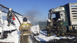 Кабина фуры и полуприцеп выгорели после ДТП на Успенском мосту