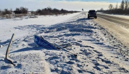 Снежные накаты и сломанные ограждения: что не так с зимним содержанием дорог в Павлодарской области