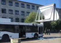 Пассажиры автобуса пострадали после его наезда на столб и рекламный щит в Павлодаре