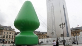Рождественская елка возмутила парижан сходством с секс-игрушкой