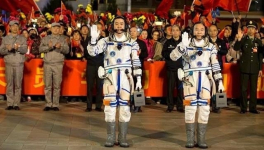 Китай запустил пилотируемый космический корабль "Шэньчжоу-11" (фото)