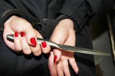 Женщина, над которой устроили расправу в экибастузском подъезде, находится в стабильном состоянии