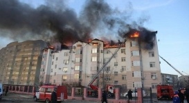 В многоквартирном доме в Актау выгорел весь шестой этаж