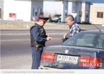 Водитель в Карагандинской области облил полицейского мочой