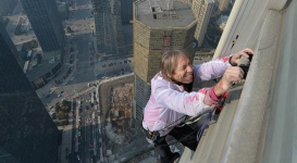 "Человек-паук" на глазах у всех залезет на самое высокое здание в Алматы