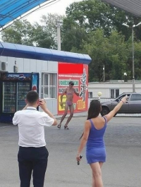 В Татарстане мужчины надели купальники и каблуки ради бесплатного бензина