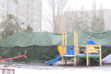 Детскую площадку в военной палатке пытаются доделать рабочие в Павлодаре