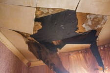 В Павлодаре в ветхой двухэтажке обвалился потолок