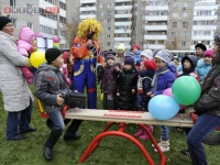 Директор ПНХЗ подарил городу две детские площадки