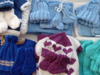 В Павлодаре волонтеры связали одежду для недоношенных малышей