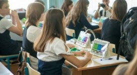 Всем школьникам Кыргызстана выдадут планшеты