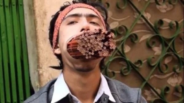 Житель Непала уместил во рту 138 карандашей