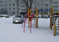 Павлодарцы снова пожаловались на водителей, которые паркуются на детской площадке