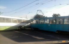 В Павлодаре автобус и трамвай не поделили дорогу