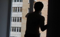 В Павлодаре человек упал с пятого этажа и остался в живых