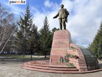 Цветы к памятнику Каныша Сатпаева возложили в Павлодаре в честь 125-летия ученого
