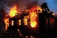 Без крыши над головой осталась семья в Павлодарской области из-за пожара, который начался у соседей