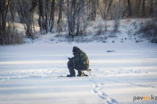 Близ Экибастуза ушел под лед 38-летний рыбак