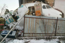 В Алматы самолет Bek Air врезался в строение за пределами аэропорта