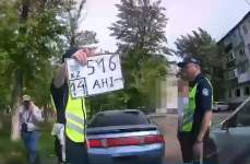 В Экибастузе водитель нарисовал госномера маркером на картонке и попал под суд