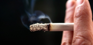 В СКО пьяный депутат маслихата ткнул в лицо пенсионеру горящей сигаретой