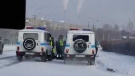 В Усть-Каменогорске полицейские силой вытащили водителя из машины