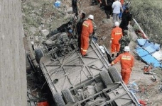 В Тибете туристический автобус упал в ущелье, погибло 11 человек