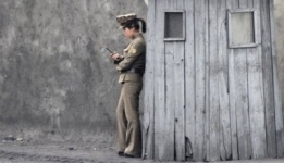Жители Северной Кореи на помолвку вместо колец дарят мобильные телефоны
