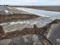 Из-за угрозы паводка в Иртышском районе пришлось разрыть республиканскую трассу