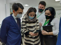 В ЦОНе Павлодара министр цифрового развития помогал посетителям установить приложение eGov mobile