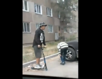 Павлодарские автовладельцы жалуются на подростков, скручивающих для видео в TikTok колпачки от шин