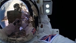 Британский астронавт сделал первое селфи в космосе (фото)