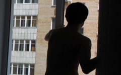 В Павлодаре неадекватный мужчина пытался выпрыгнуть из окна своей квартиры