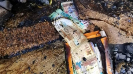 Пожарный вернул крупную сумму владельцу сгоревшего бутика в Павлодаре