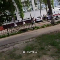 В Павлодаре девушка снесла на машине забор и врезалась в дерево на территории школы
