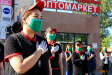 Патриотическую акцию ко Дню госсимволов поддержали работники банковской сферы и сети супермаркетов