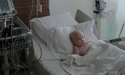 Страдающую онкологией двухлетнюю Тахмину Абышеву спасла ее 8-месячная сестренка