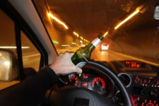 Павлодарские полицейские задержали пьяного водителя, который выпивал прямо за рулем (видео)