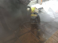 В Павлодаре удалось предотвратить взрыв газовых баллонов во время пожара в частном доме