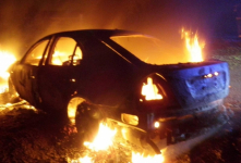 В Прииртышье автомашина, врезавшись в дерево, полностью сгорела