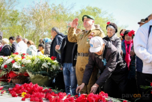 День Победы в Павлодаре начался с возложения цветов к Вечному огню