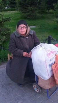 На вокзале в Астане живет бездомная пенсионерка